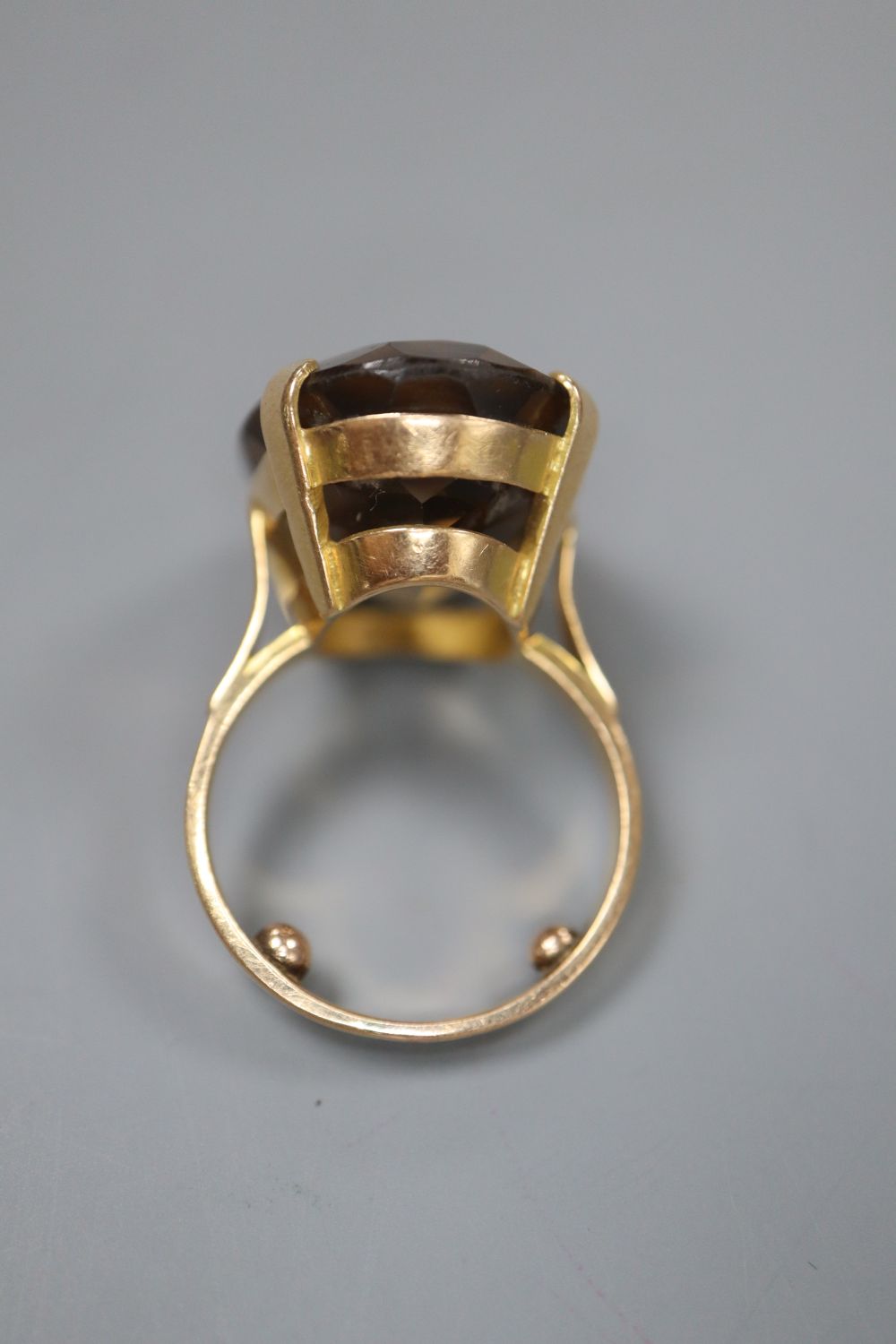A yellow metal and smoky quartz set oval dress ring, size J, gross 8.9 grams.